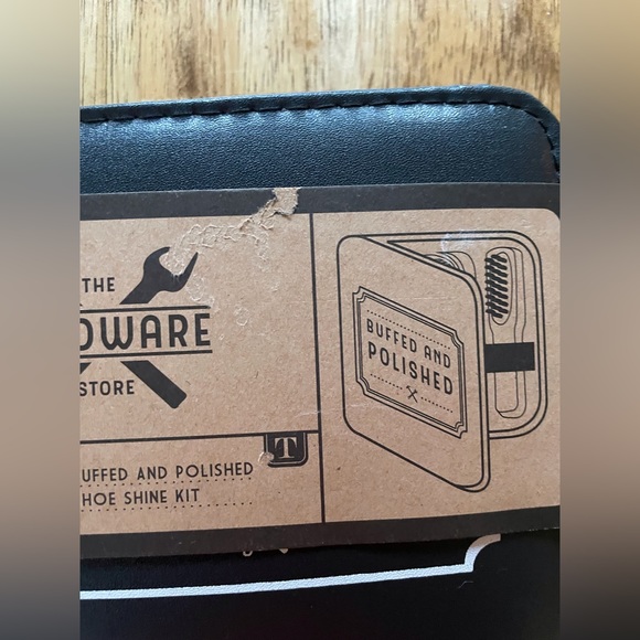 Buffed and Polished 8pc Shoe Shine Travel Kit NWT 2 polishes 3 brushes 2 cloths - Picture 5 of 8